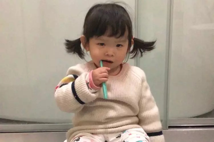 宝宝什么时辰起头刷牙？若何让宝宝爱上刷牙？5.webp.jpg